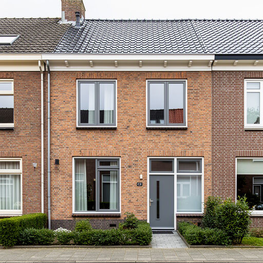 Voorgevel van een rijtjeshuis in Hendrik-Ido-Ambacht met kunststof kozijnen