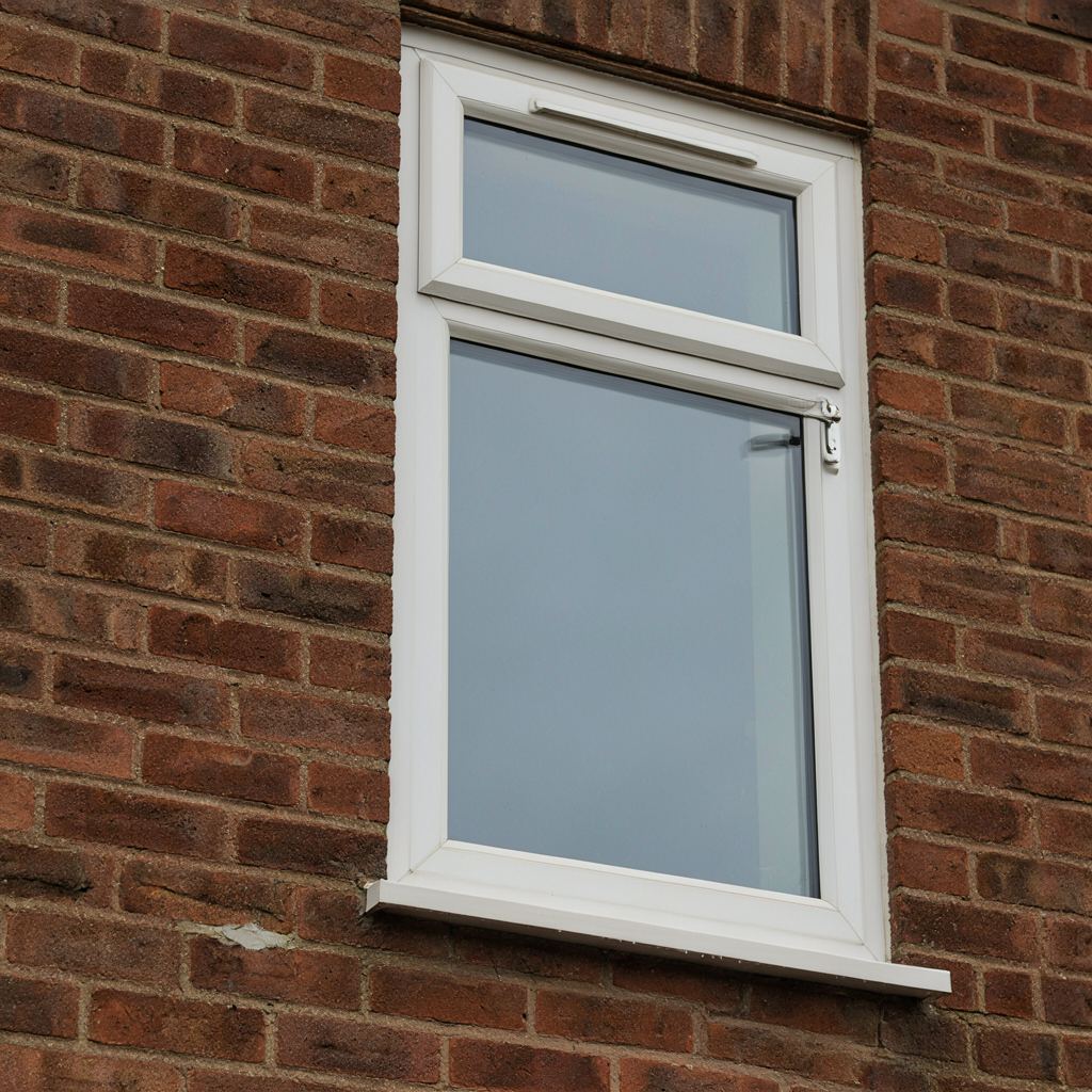 Close-up van een wit kunststof kozijnprofiel met geïntegreerd ventilatierooster en veiligheidssluiting in Sliedrecht